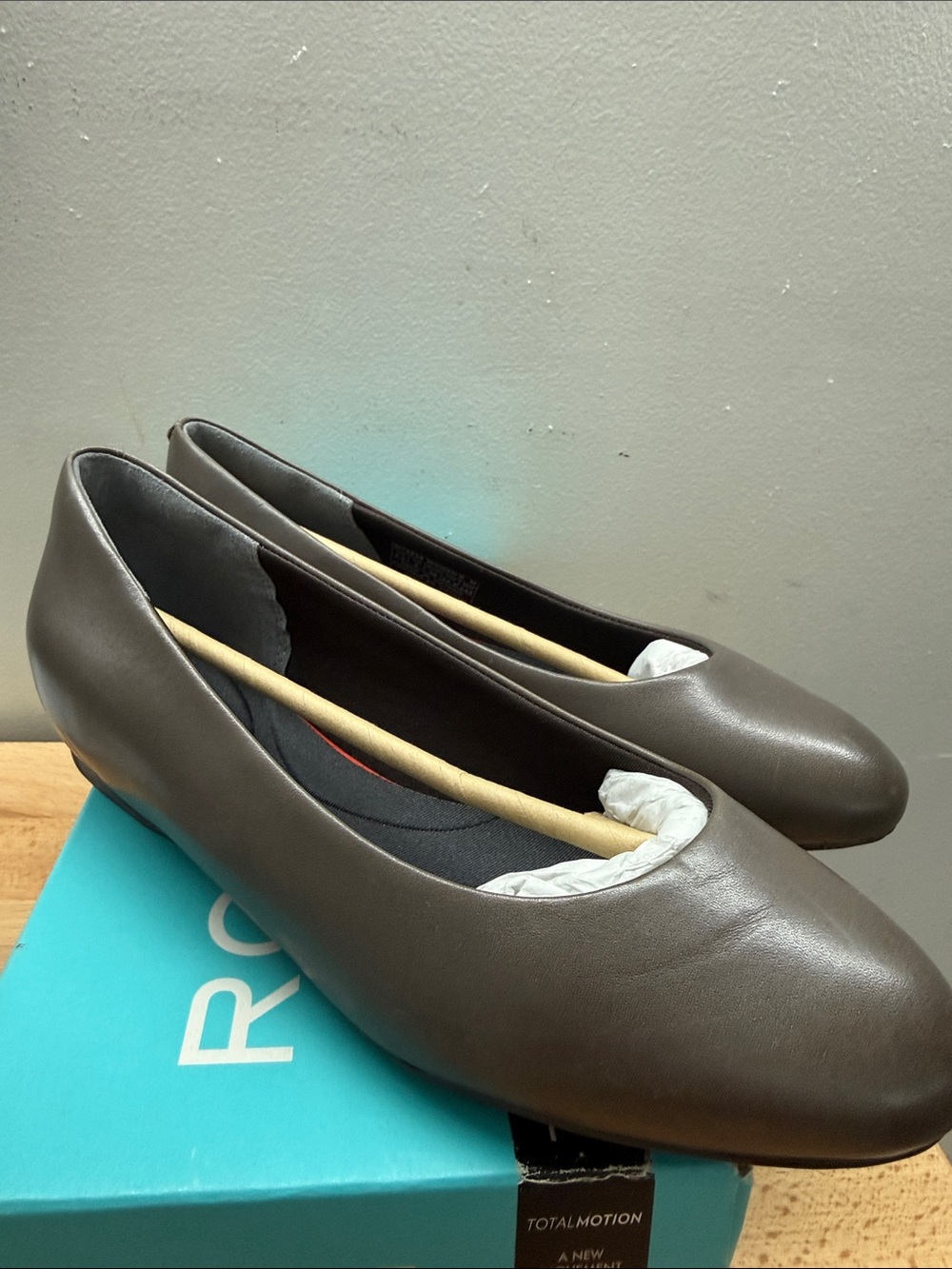Rockport Plain Pump Women's Taupe Leather Slip-On Ballet Flats Size 7.5